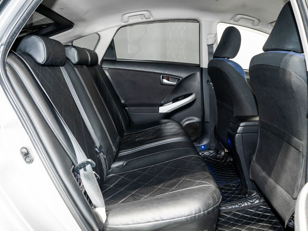 Toyota Prius 2012 - фото автомобиля