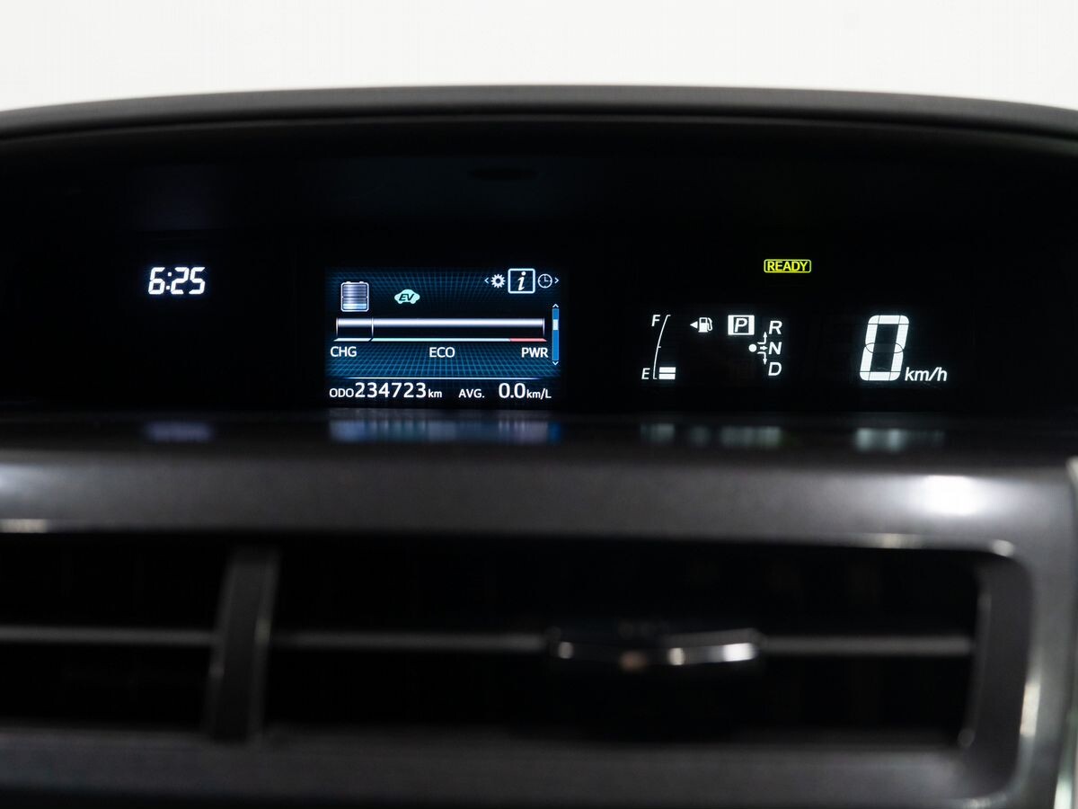 Toyota Prius Alpha 2015 - фото автомобиля