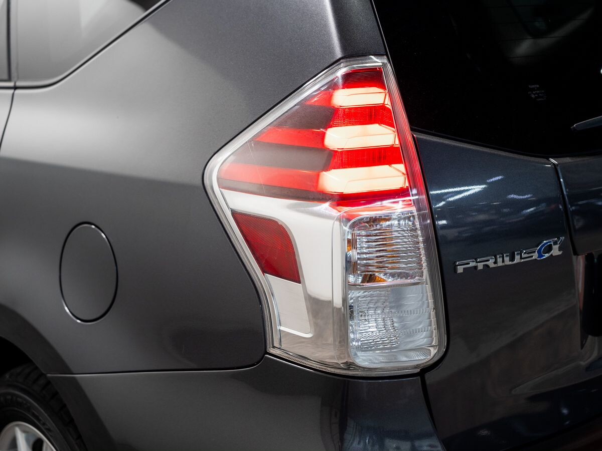 Toyota Prius Alpha 2015 - фото автомобиля