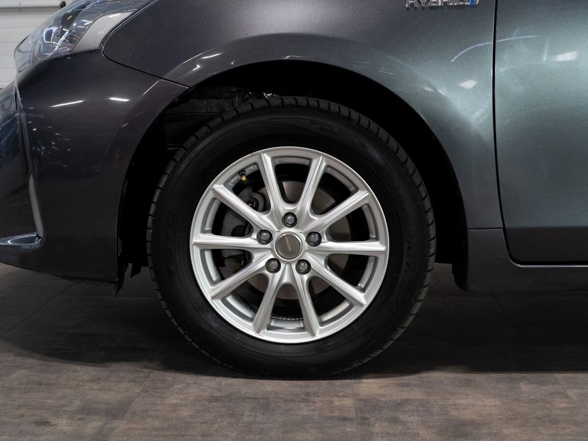 Toyota Prius Alpha 2015 - фото автомобиля