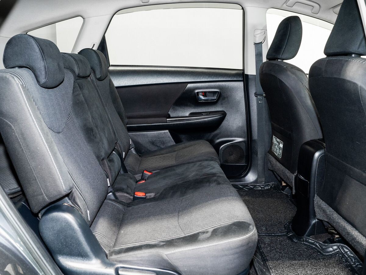 Toyota Prius Alpha 2015 - фото автомобиля
