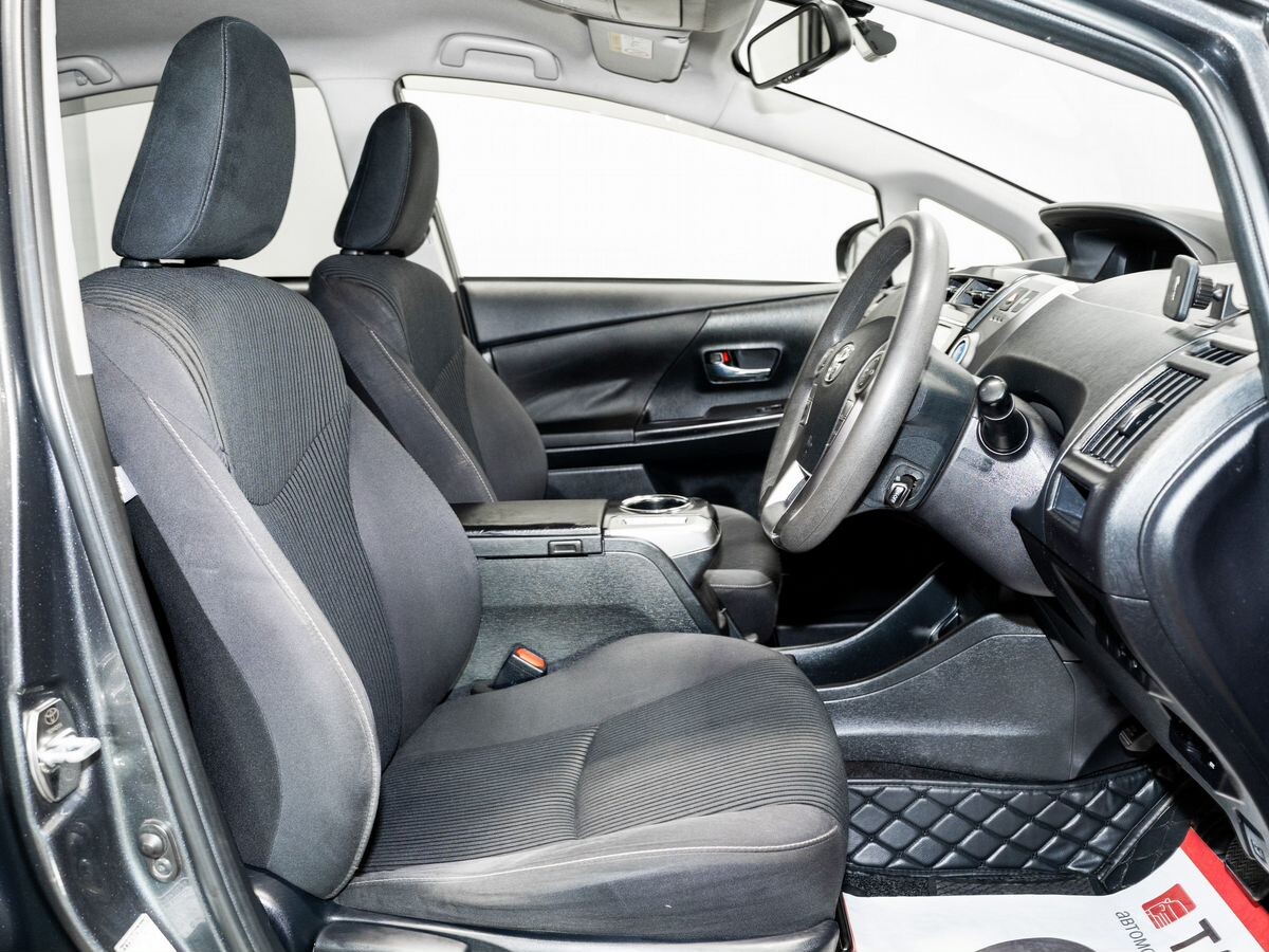 Toyota Prius Alpha 2015 - фото автомобиля
