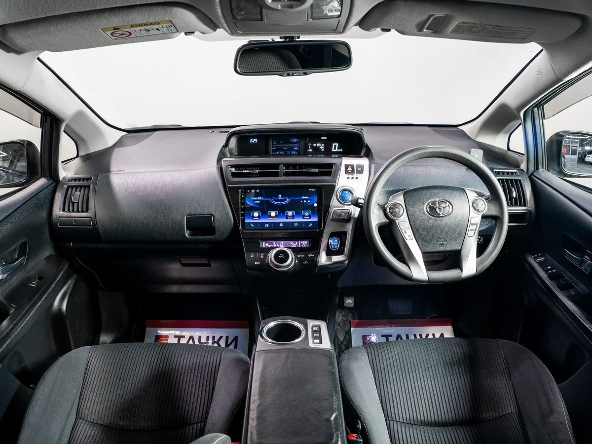 Toyota Prius Alpha 2015 - фото автомобиля