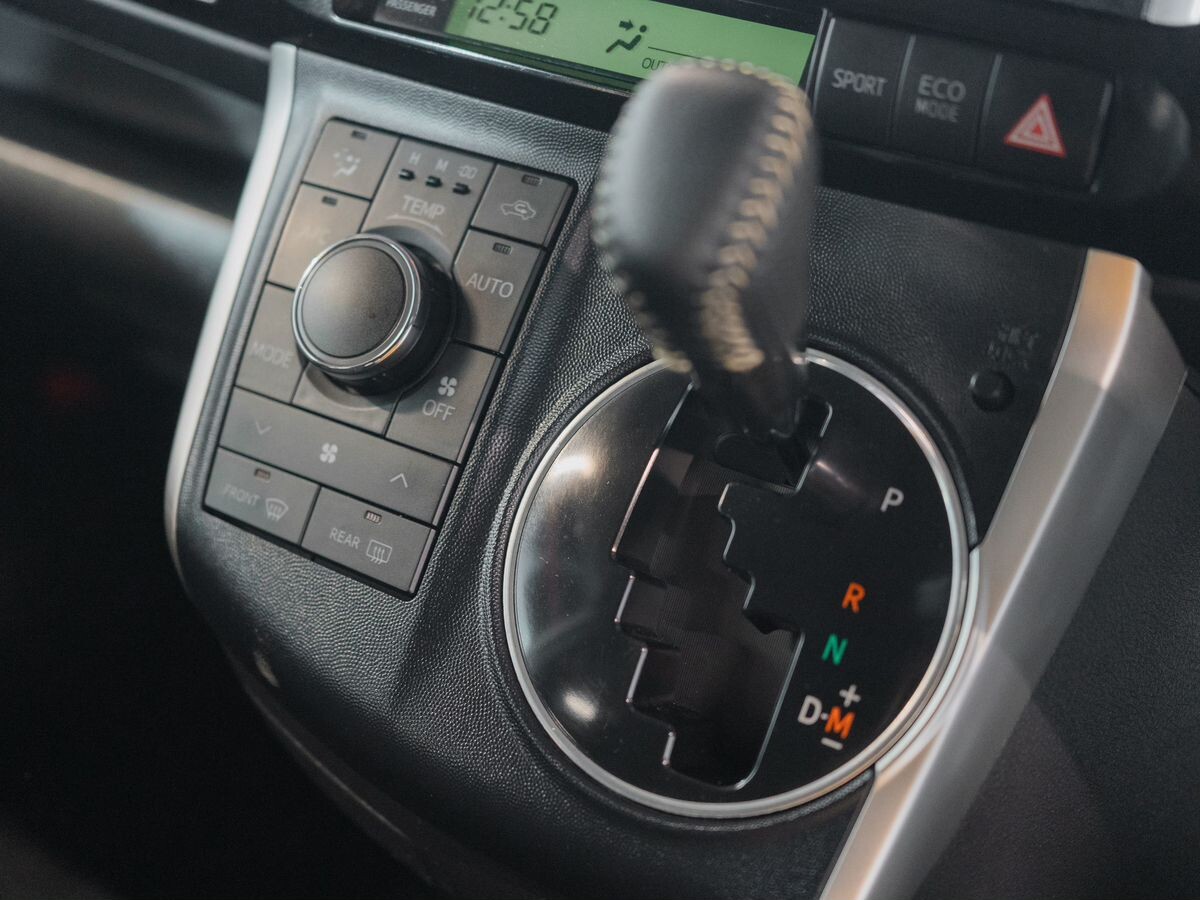 Toyota Wish 2009 - фото автомобиля