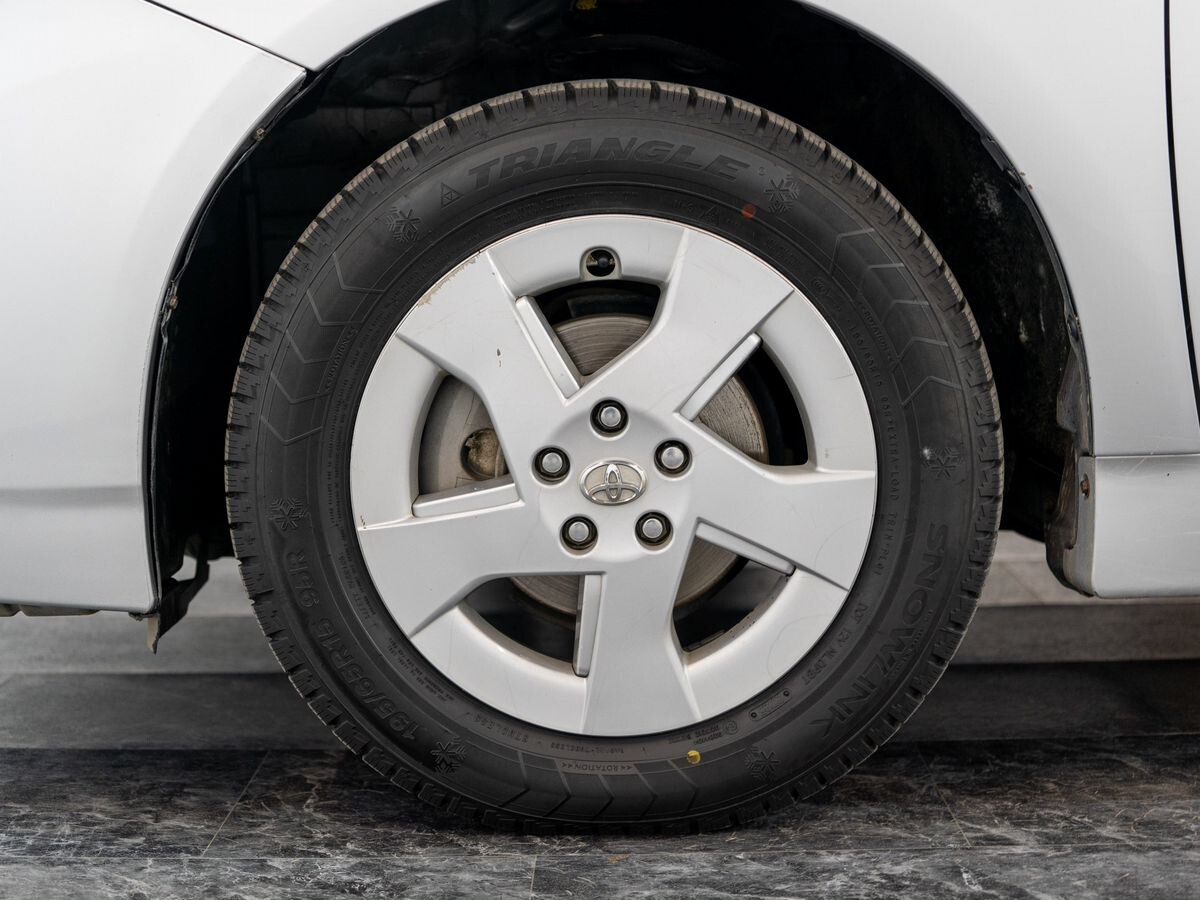 Toyota Prius 2011 - фото автомобиля