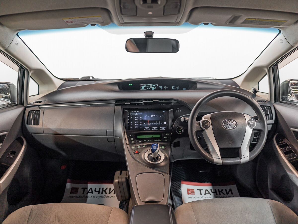 Toyota Prius 2011 - фото автомобиля
