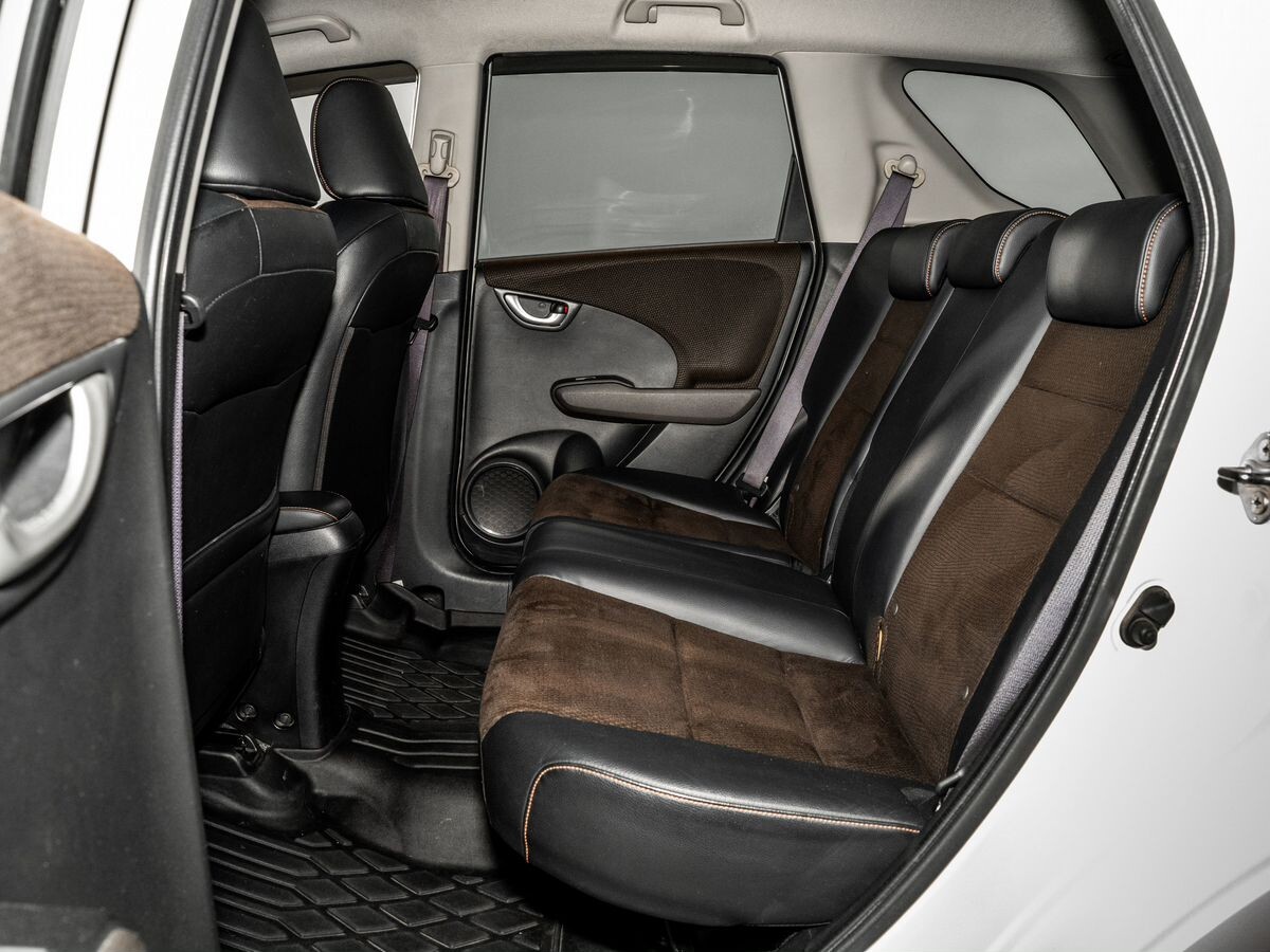 Honda Fit Shuttle 2011 - фото автомобиля