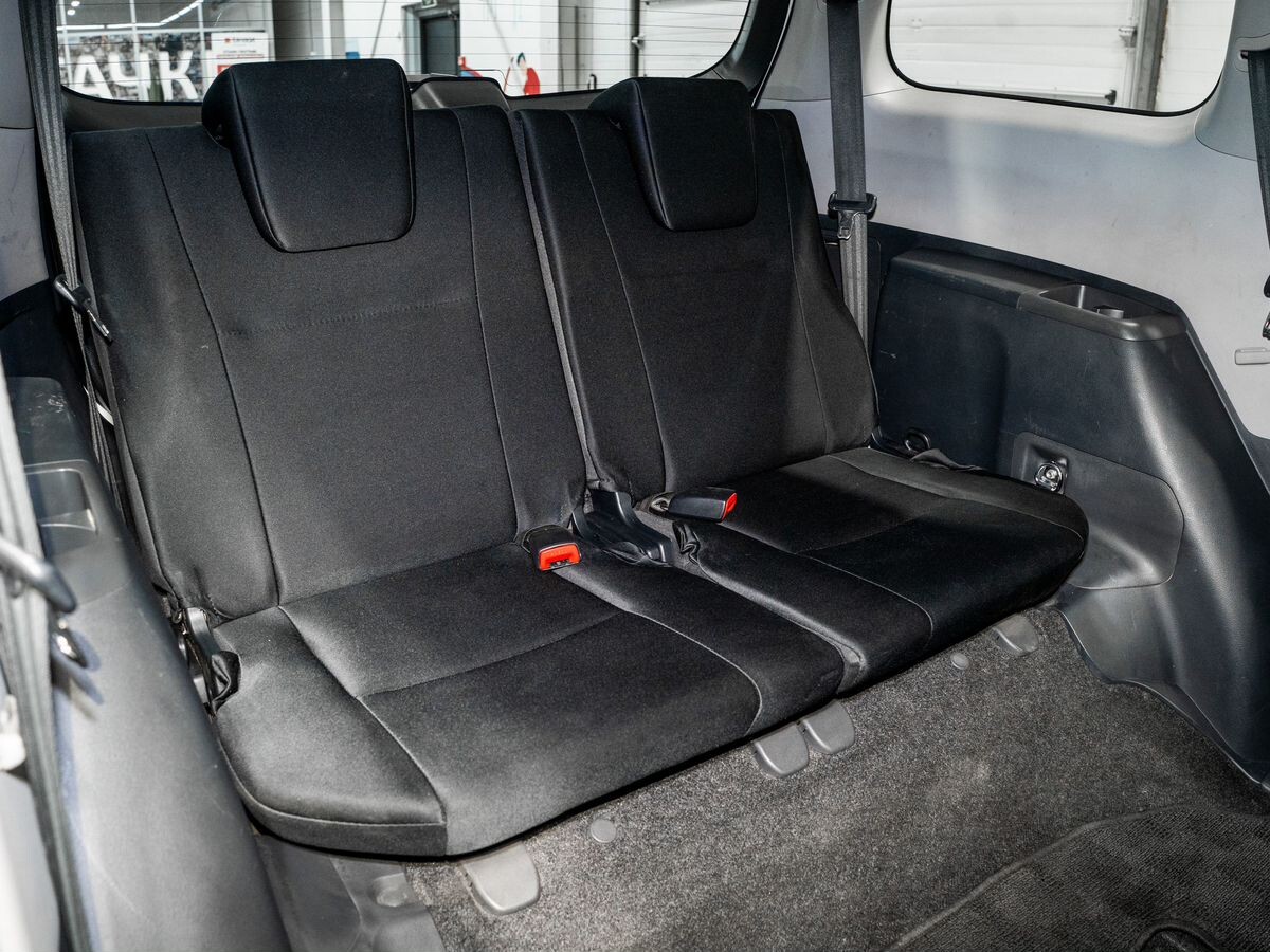 Toyota Wish 2010 - фото автомобиля