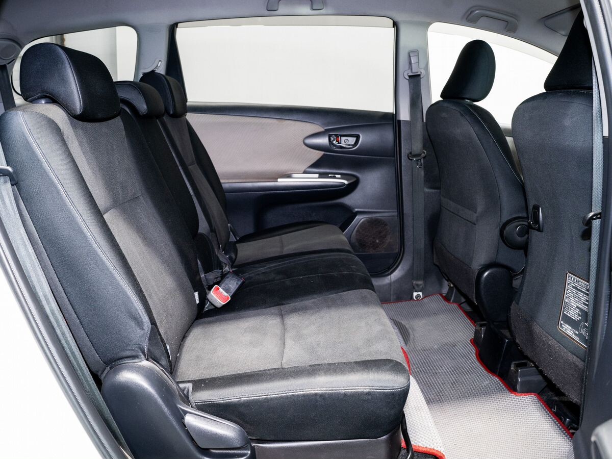Toyota Wish 2010 - фото автомобиля