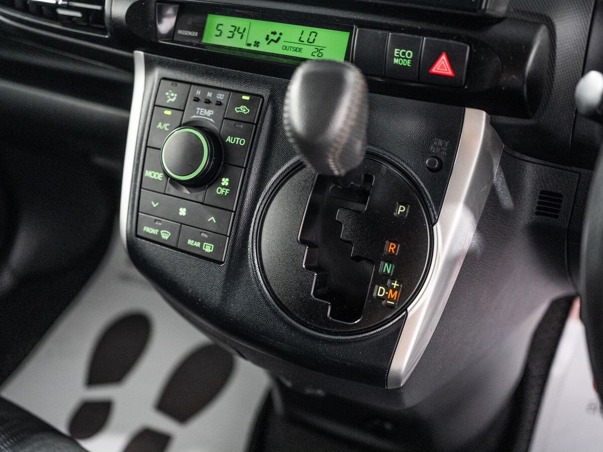 Toyota Wish 2011 - фото автомобиля