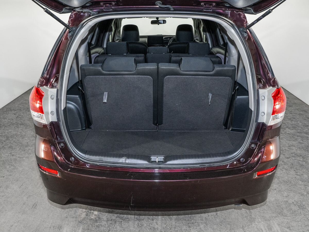Toyota Wish 2011 - фото автомобиля