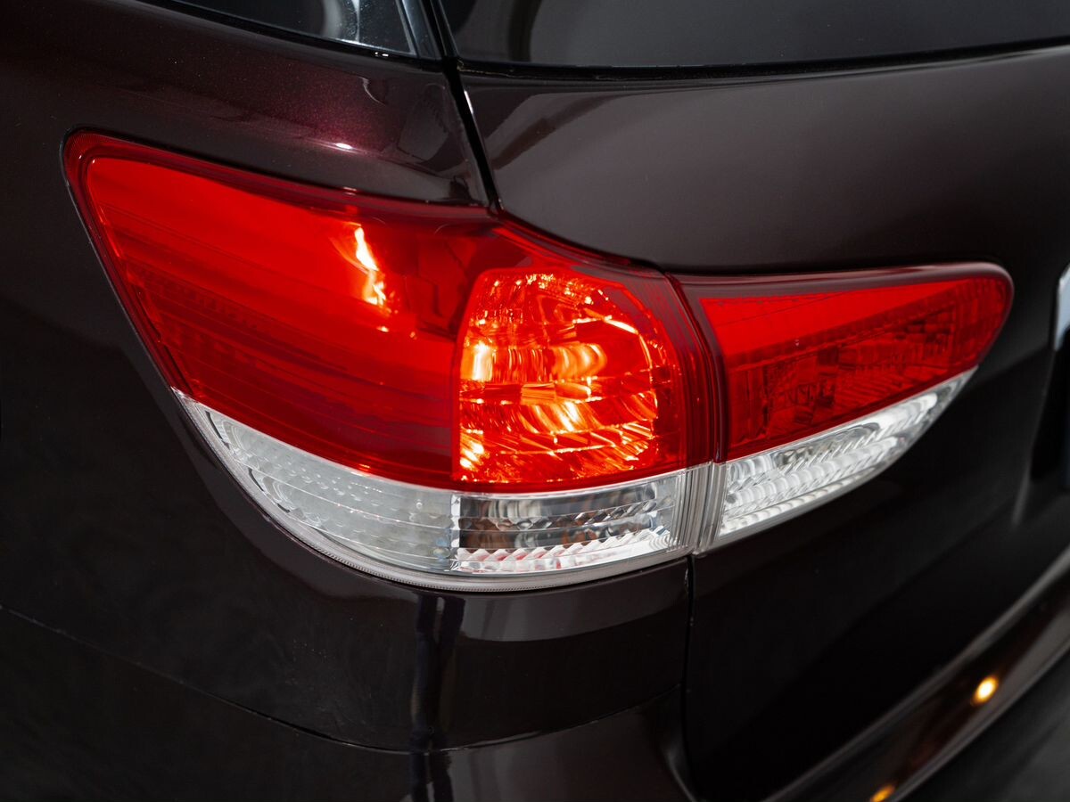Toyota Wish 2011 - фото автомобиля