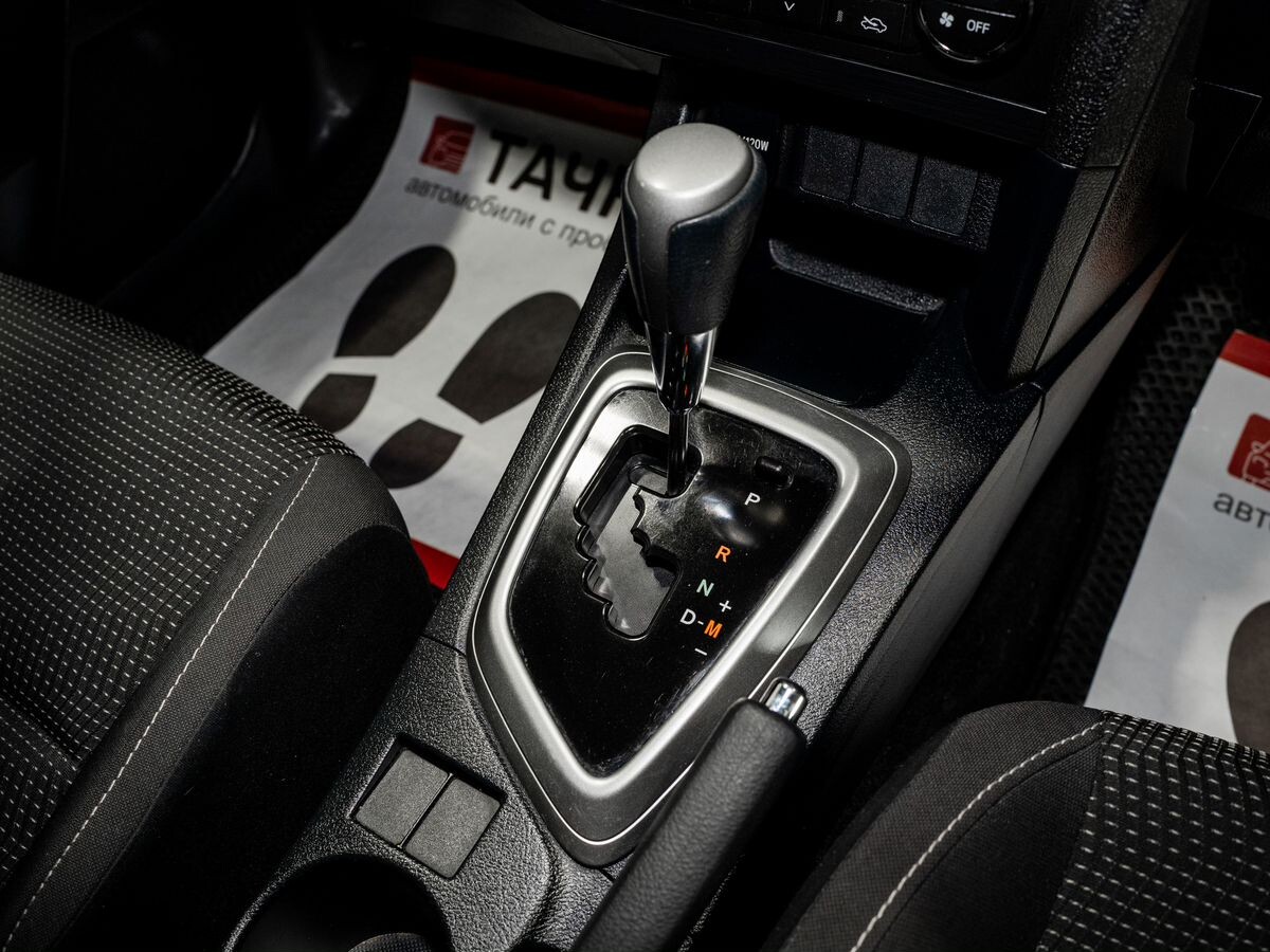 Toyota Auris 2013 - фото автомобиля