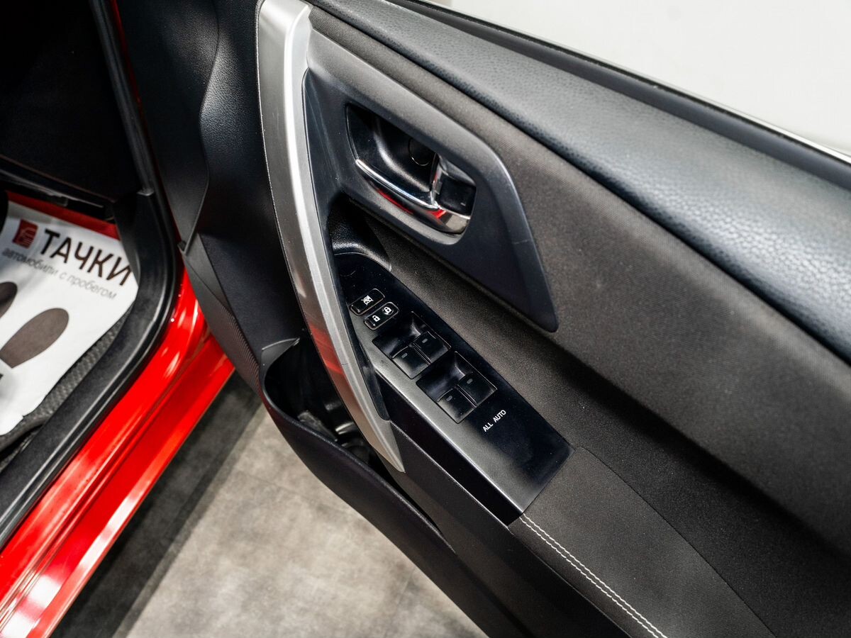 Toyota Auris 2013 - фото автомобиля