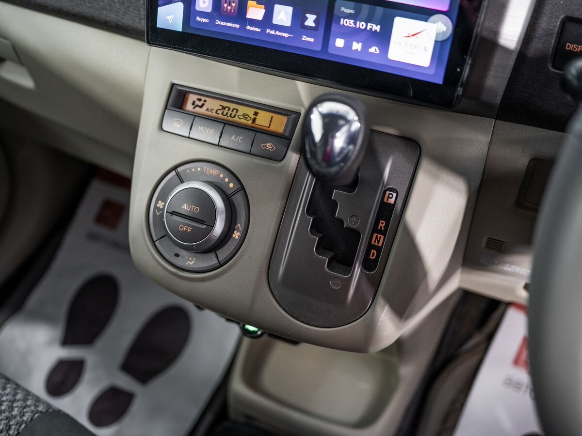 Toyota Passo Sette 2009 - фото автомобиля