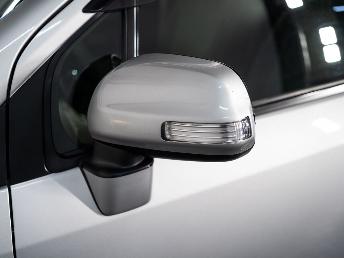 Toyota Passo Sette 2009 - фото автомобиля