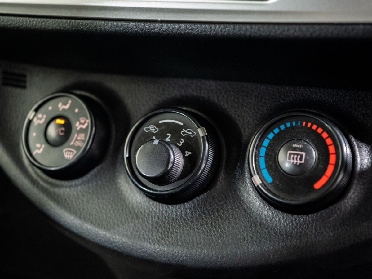 Toyota Vitz 2015 - фото автомобиля