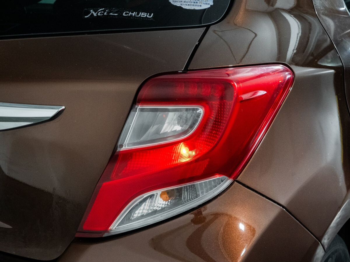 Toyota Vitz 2015 - фото автомобиля
