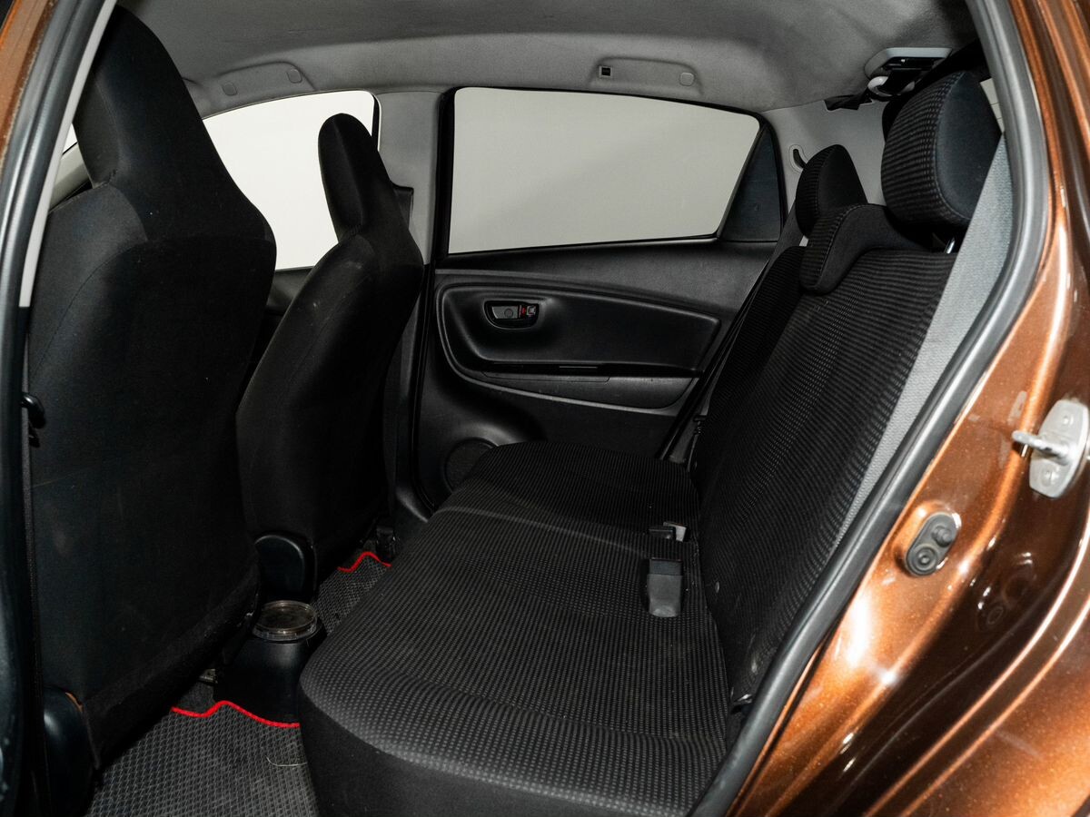 Toyota Vitz 2015 - фото автомобиля