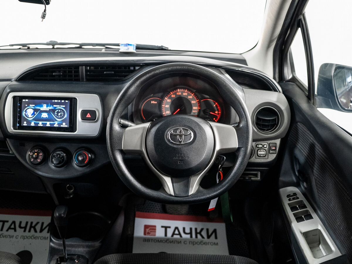 Toyota Vitz 2015 - фото автомобиля