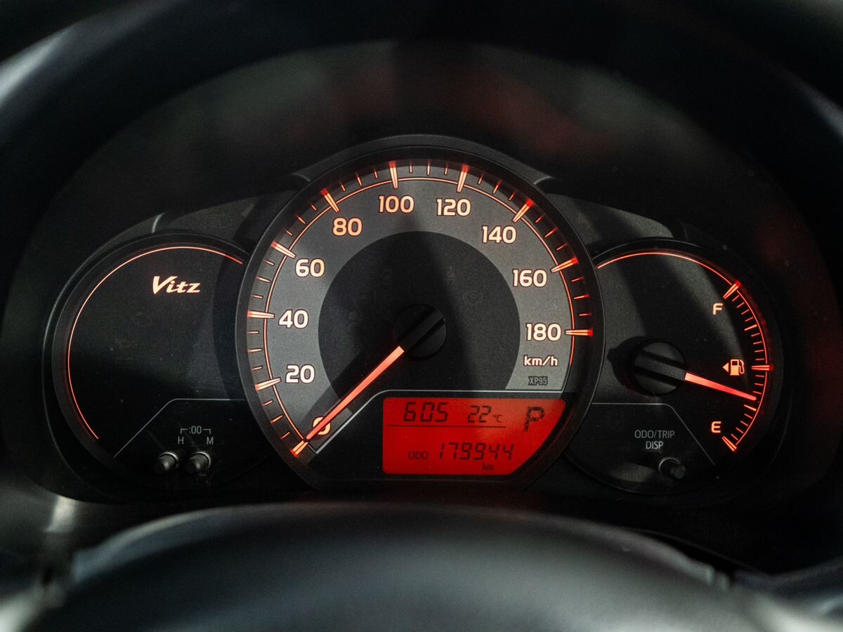 Toyota Vitz 2015 - фото автомобиля