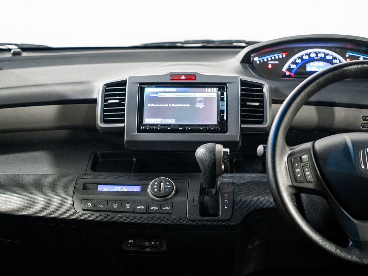 Honda Freed Spike 2015 - фото автомобиля