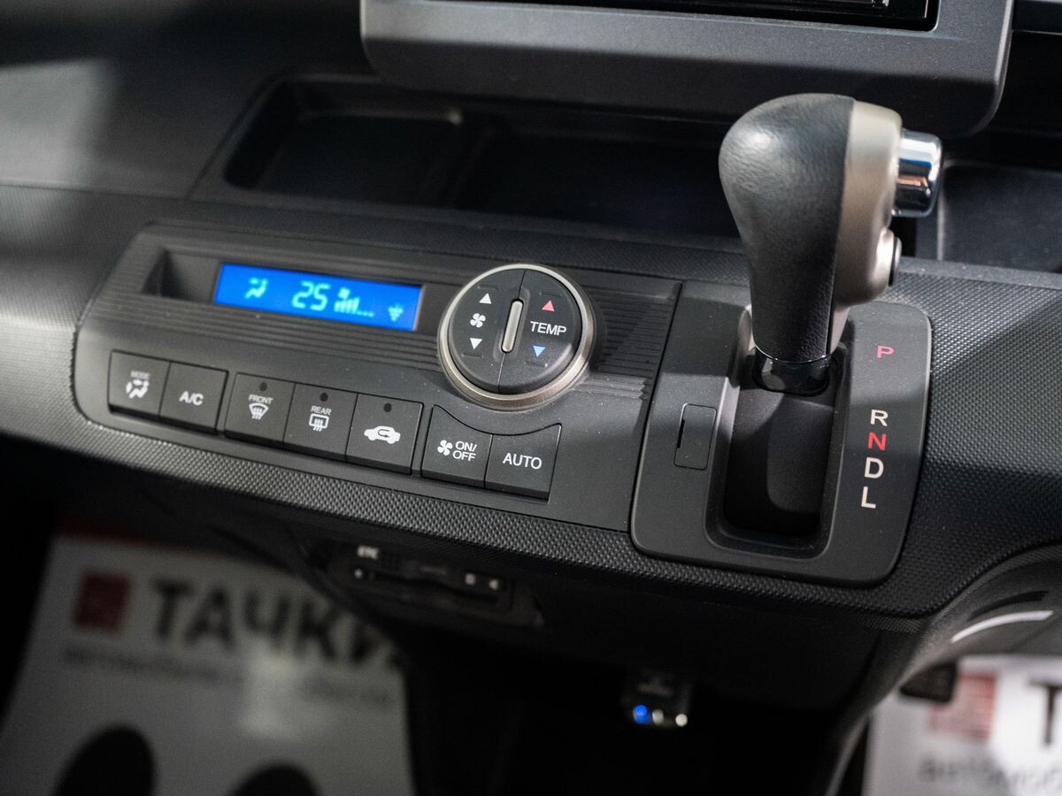 Honda Freed Spike 2015 - фото автомобиля