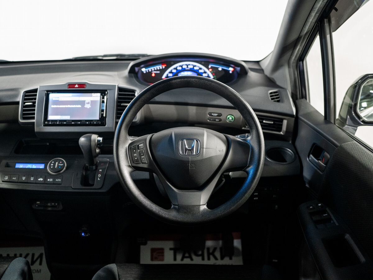 Honda Freed Spike 2015 - фото автомобиля