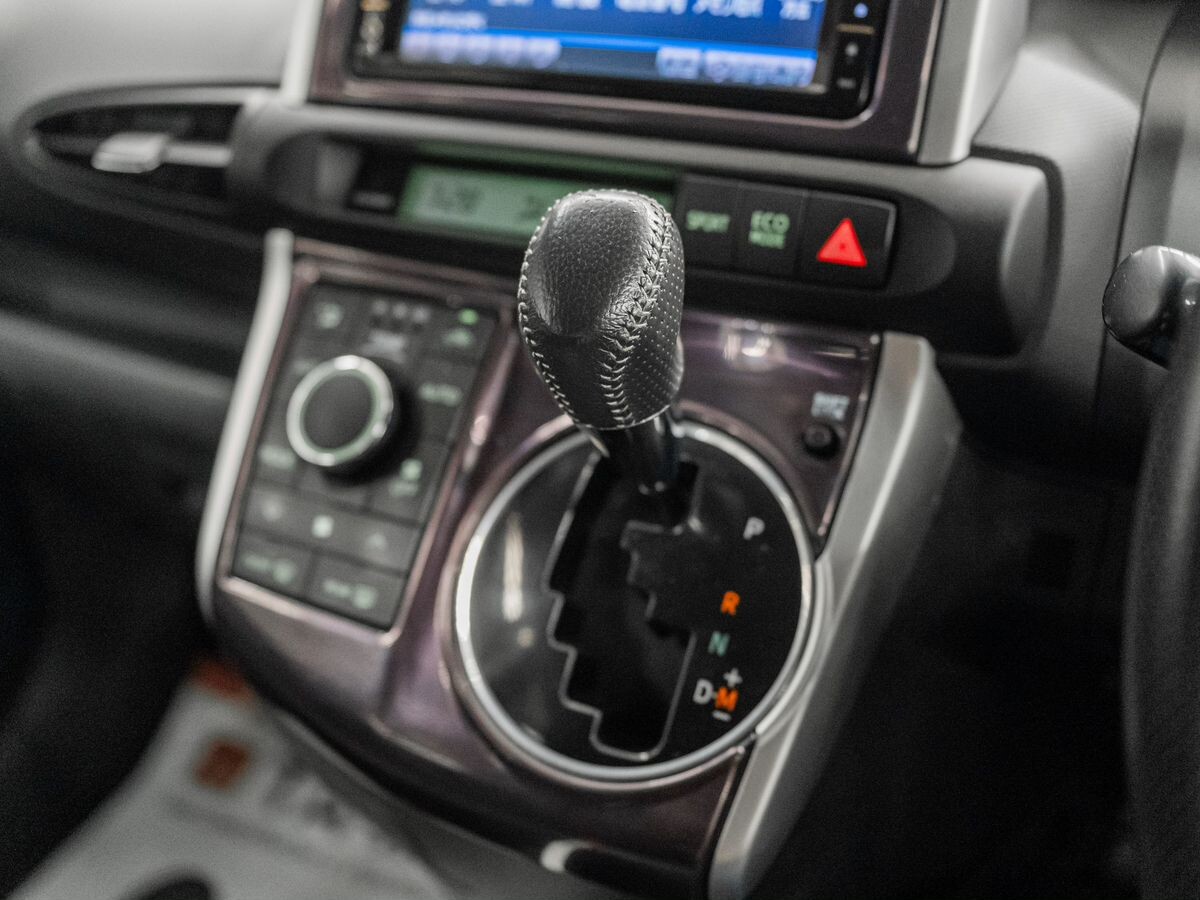 Toyota Wish 2010 - фото автомобиля