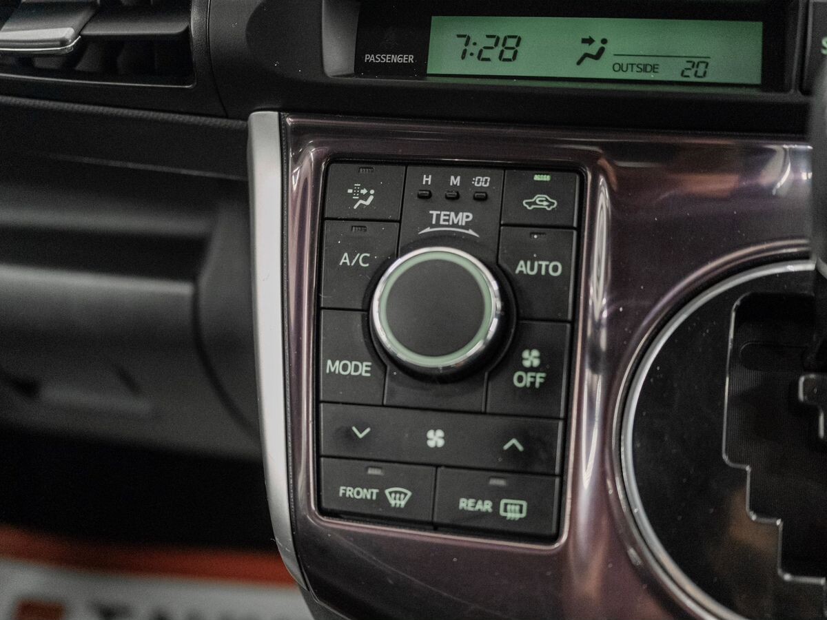 Toyota Wish 2010 - фото автомобиля