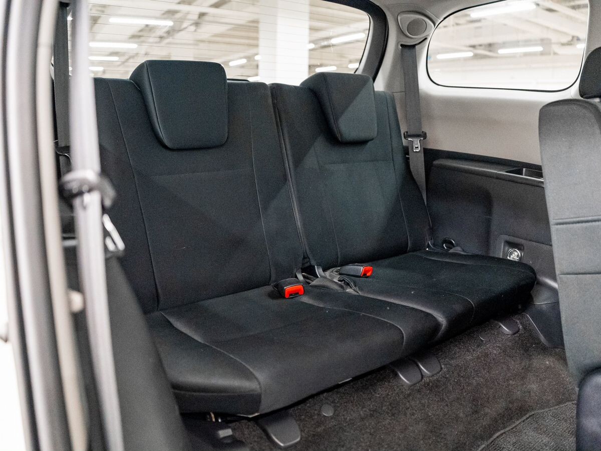 Toyota Wish 2010 - фото автомобиля