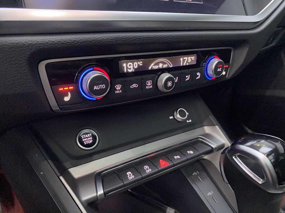 Audi Q3 2022 - фото автомобиля