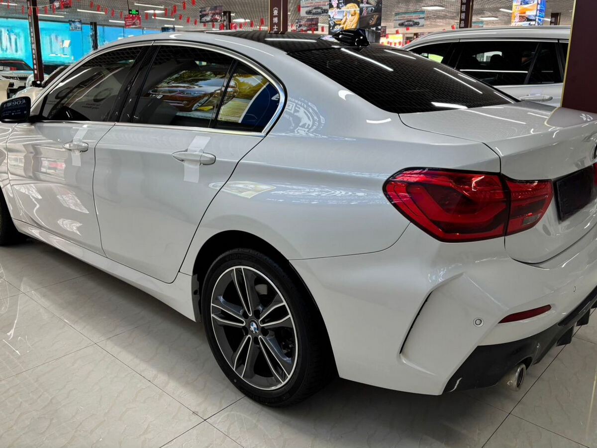 BMW 1-Series 2022 - фото автомобиля