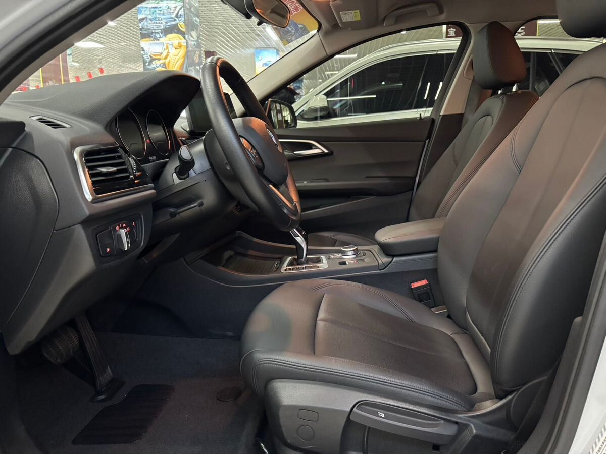 BMW 1-Series 2022 - фото автомобиля