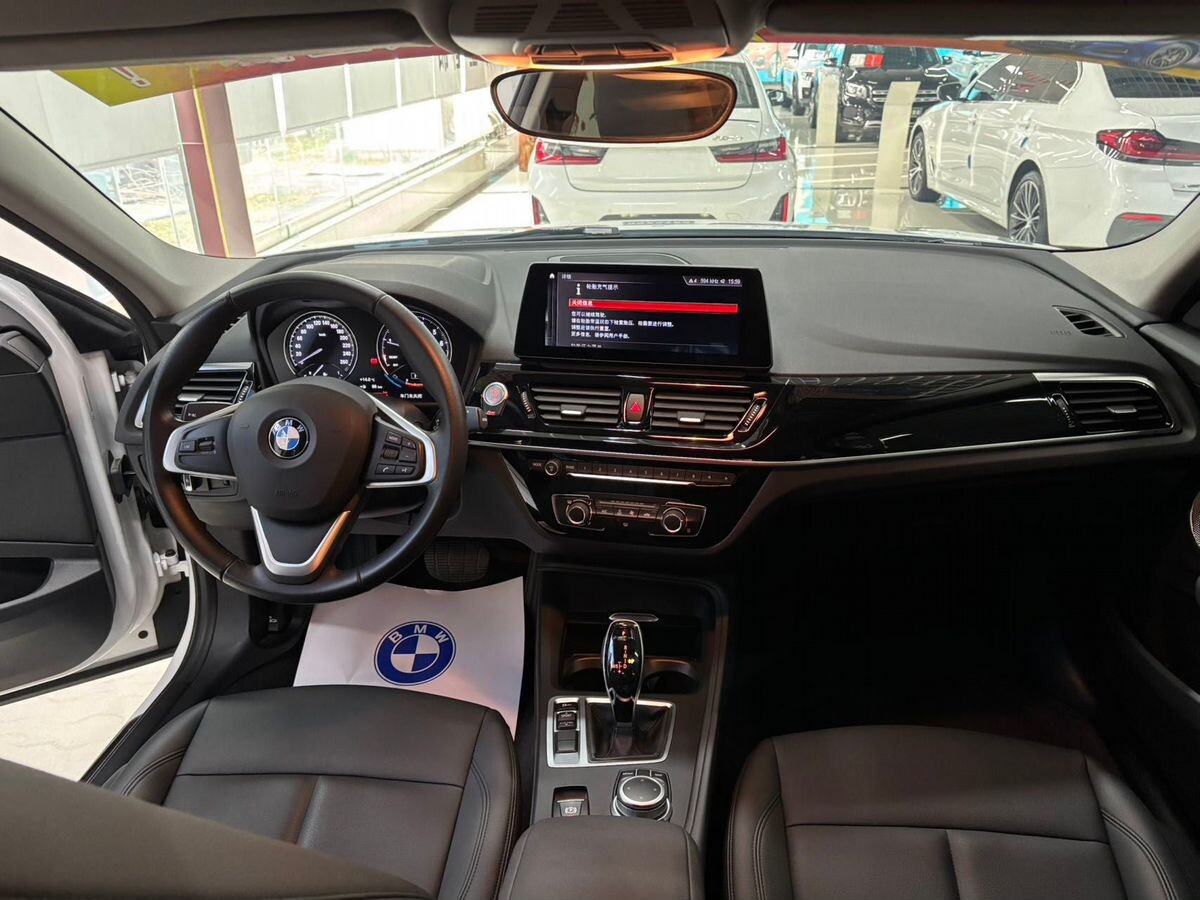 BMW 1-Series 2022 - фото автомобиля