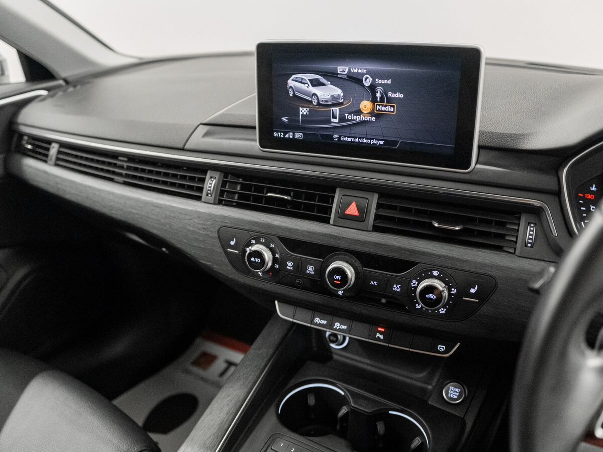 Audi A4 2017 - фото автомобиля