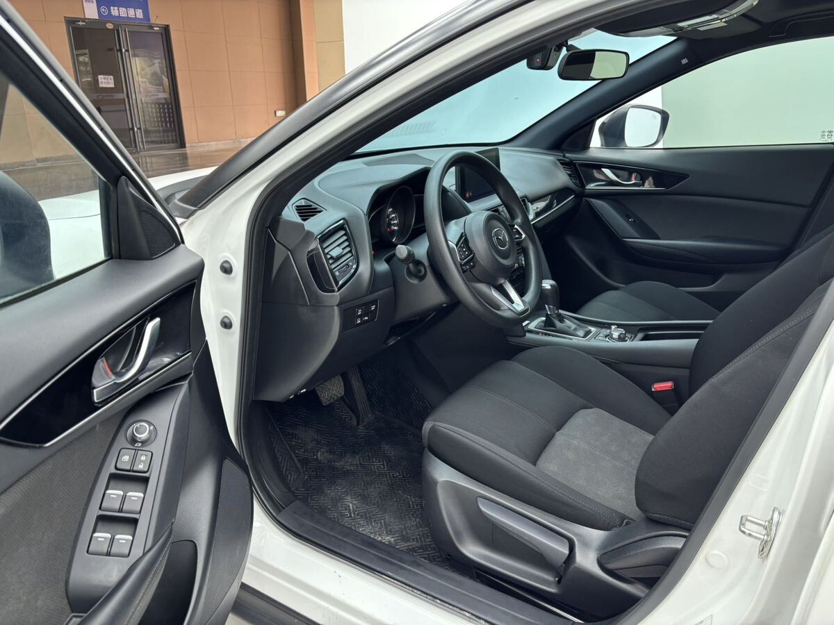 Mazda CX-4 2023 - фото автомобиля