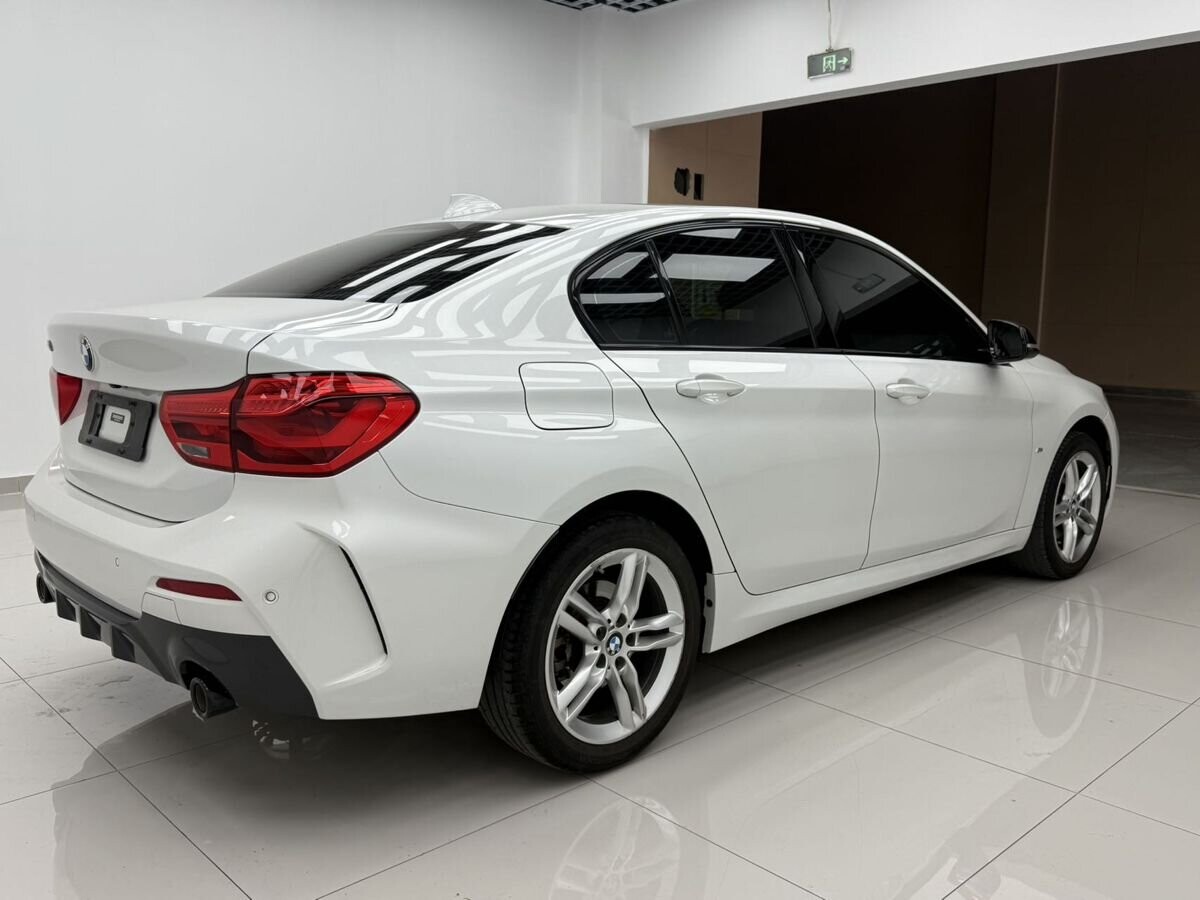 BMW 1-Series 2022 - фото автомобиля