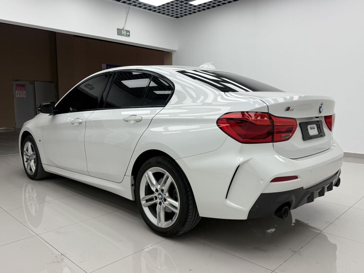 BMW 1-Series 2022 - фото автомобиля