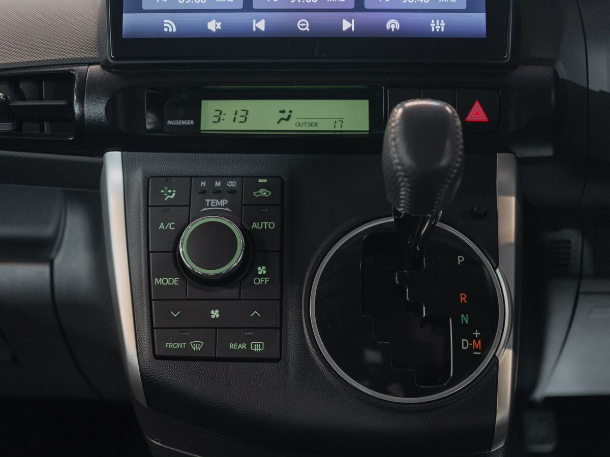 Toyota Wish 2009 - фото автомобиля