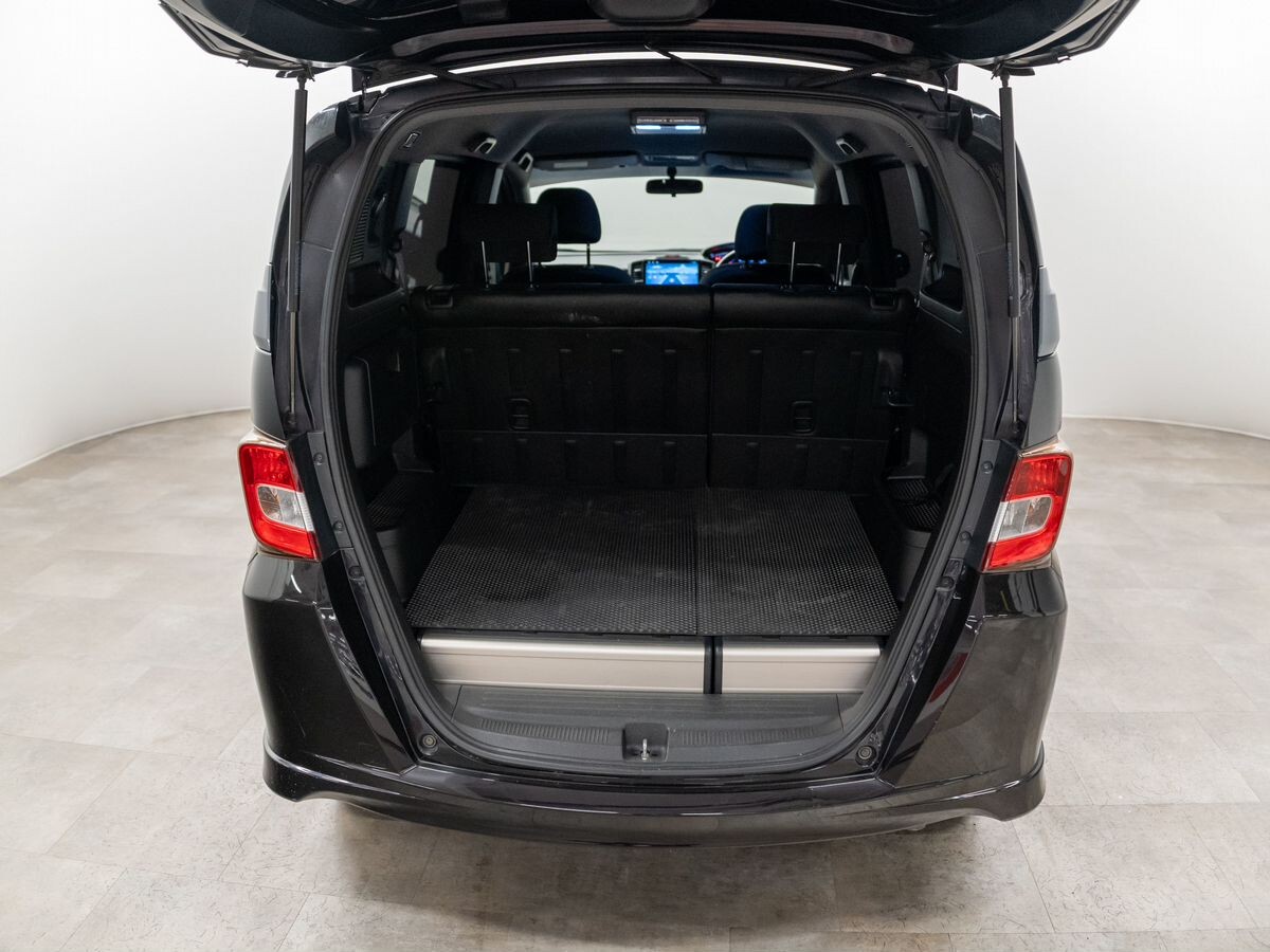 Honda Freed Spike 2010 - фото автомобиля