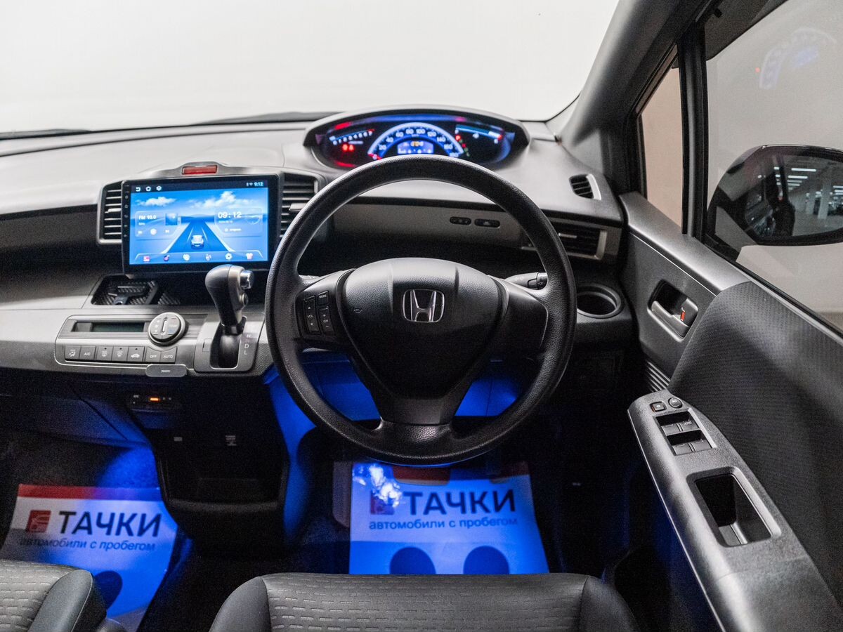 Honda Freed Spike 2010 - фото автомобиля