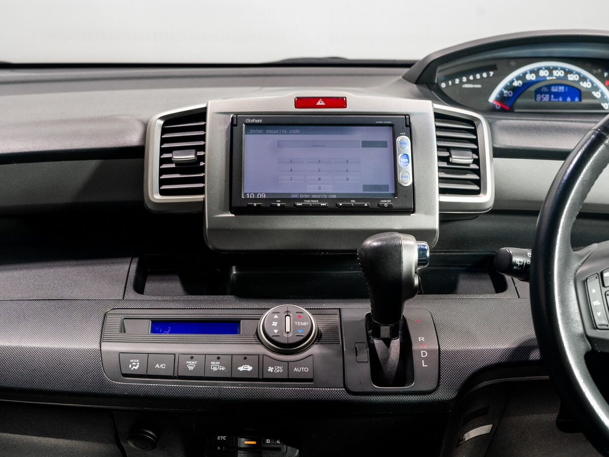 Honda Freed Spike 2014 - фото автомобиля