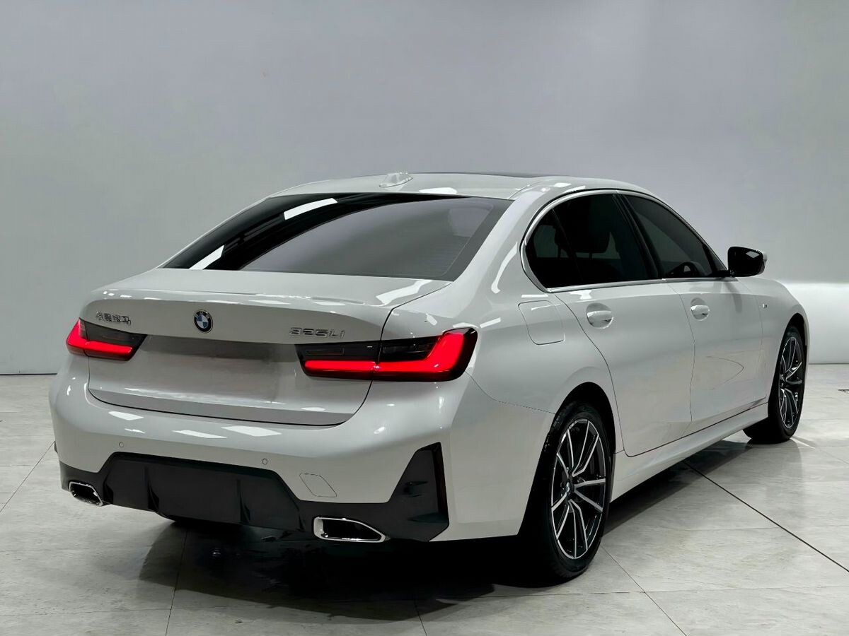 BMW 3-Series 2023 - фото автомобиля