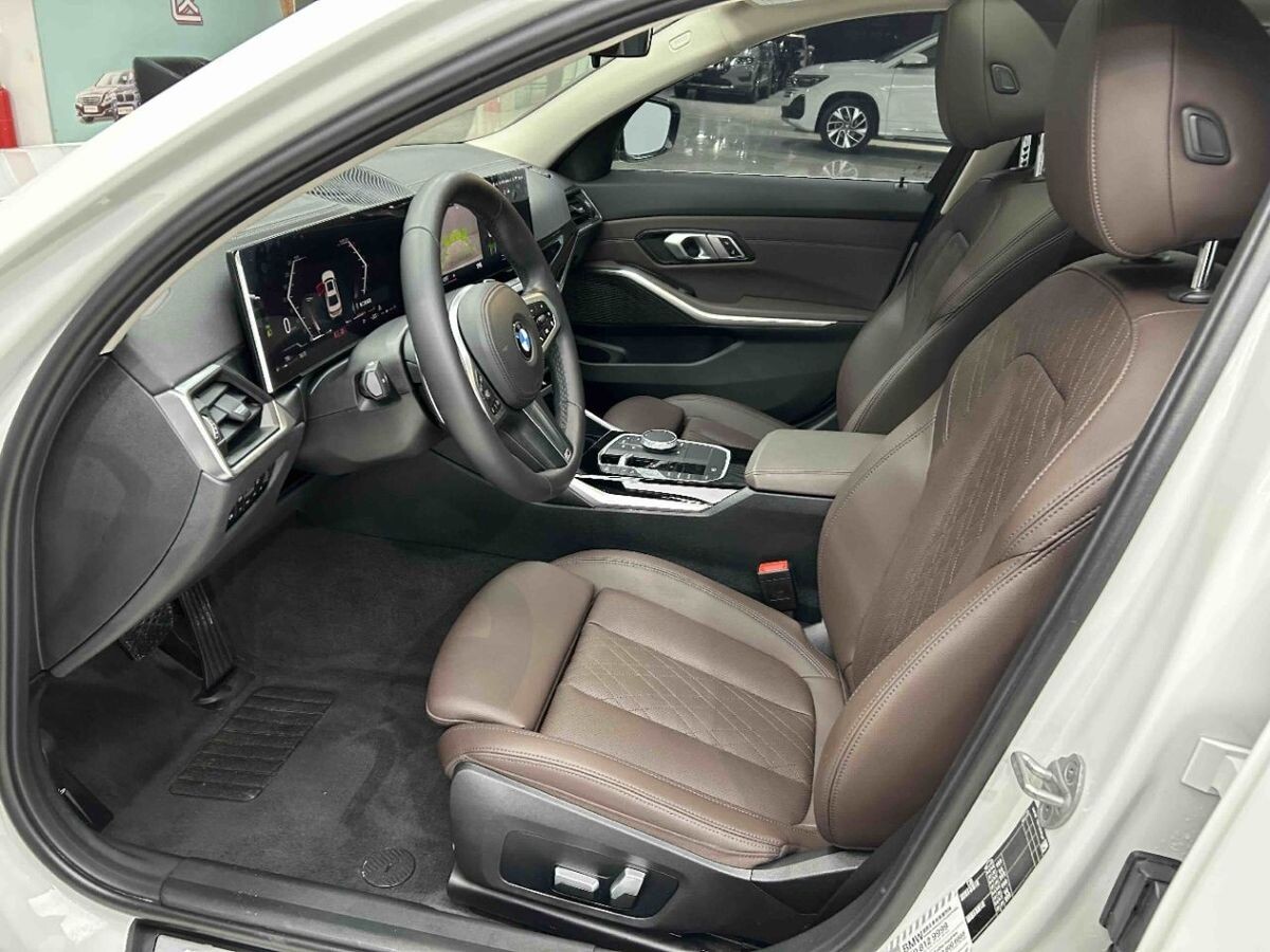BMW 3-Series 2023 - фото автомобиля