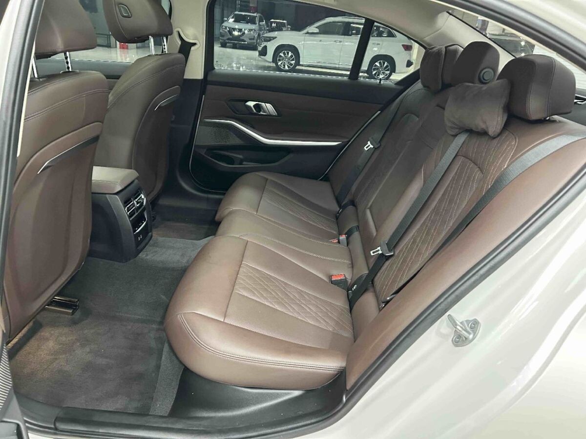BMW 3-Series 2023 - фото автомобиля