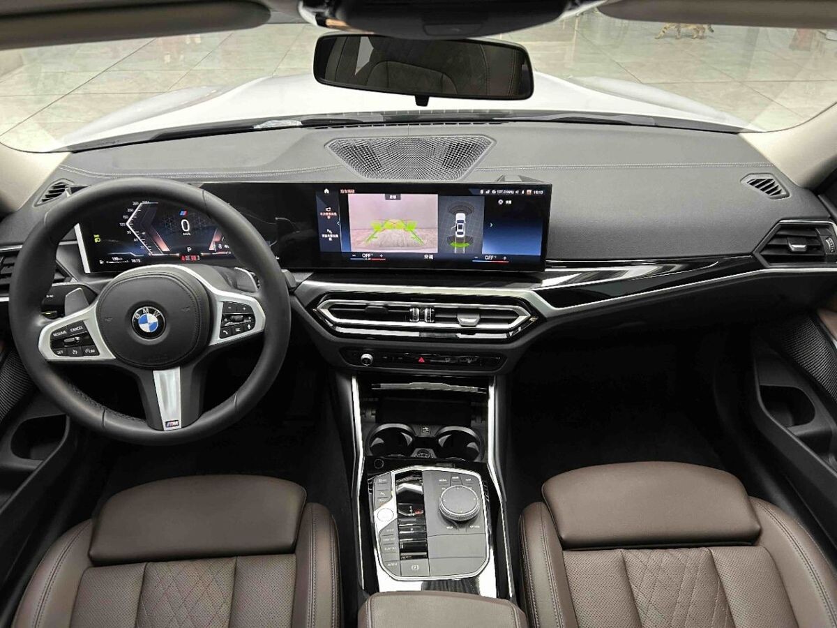 BMW 3-Series 2023 - фото автомобиля