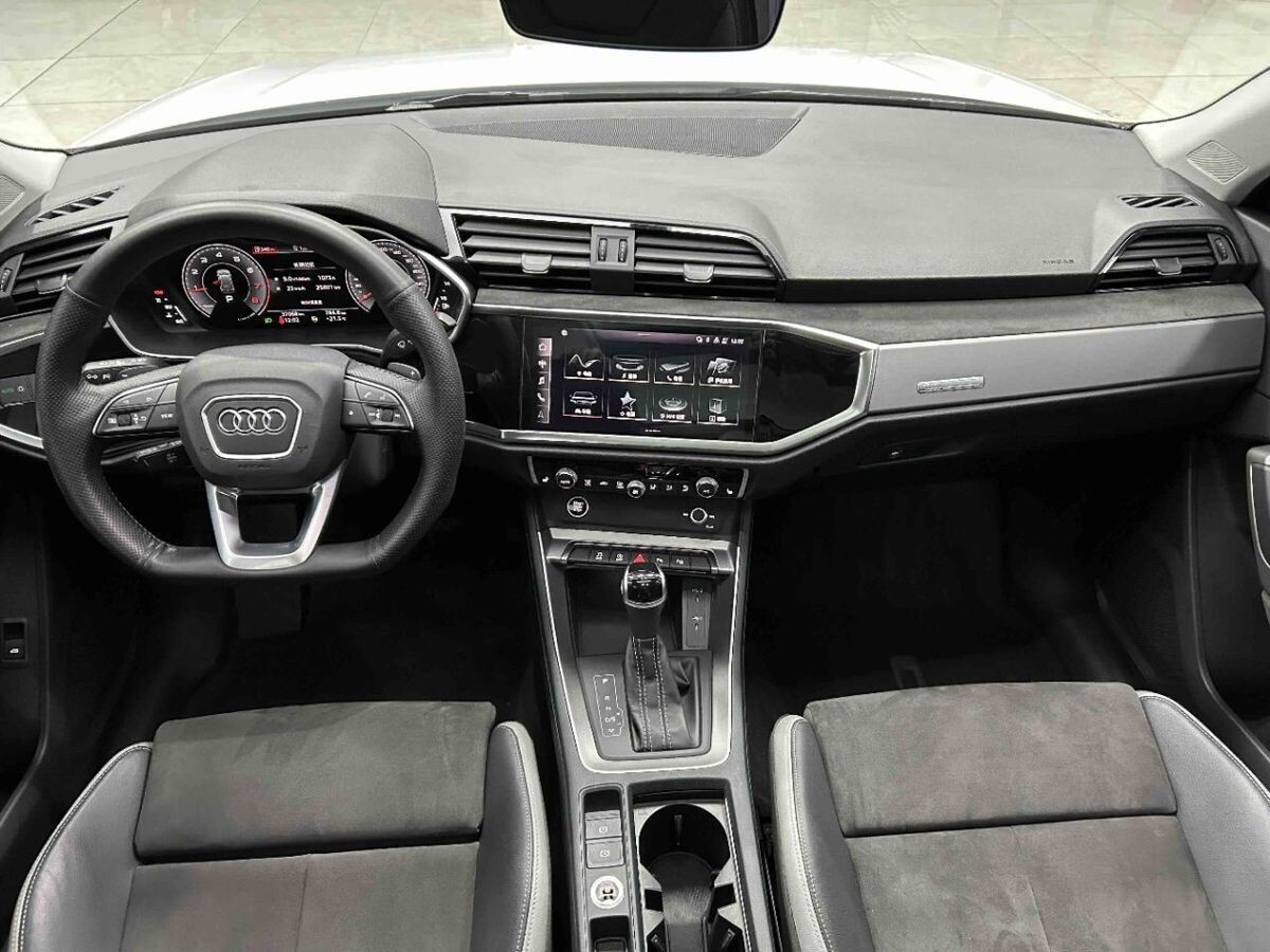 Audi Q3 2022 - фото автомобиля