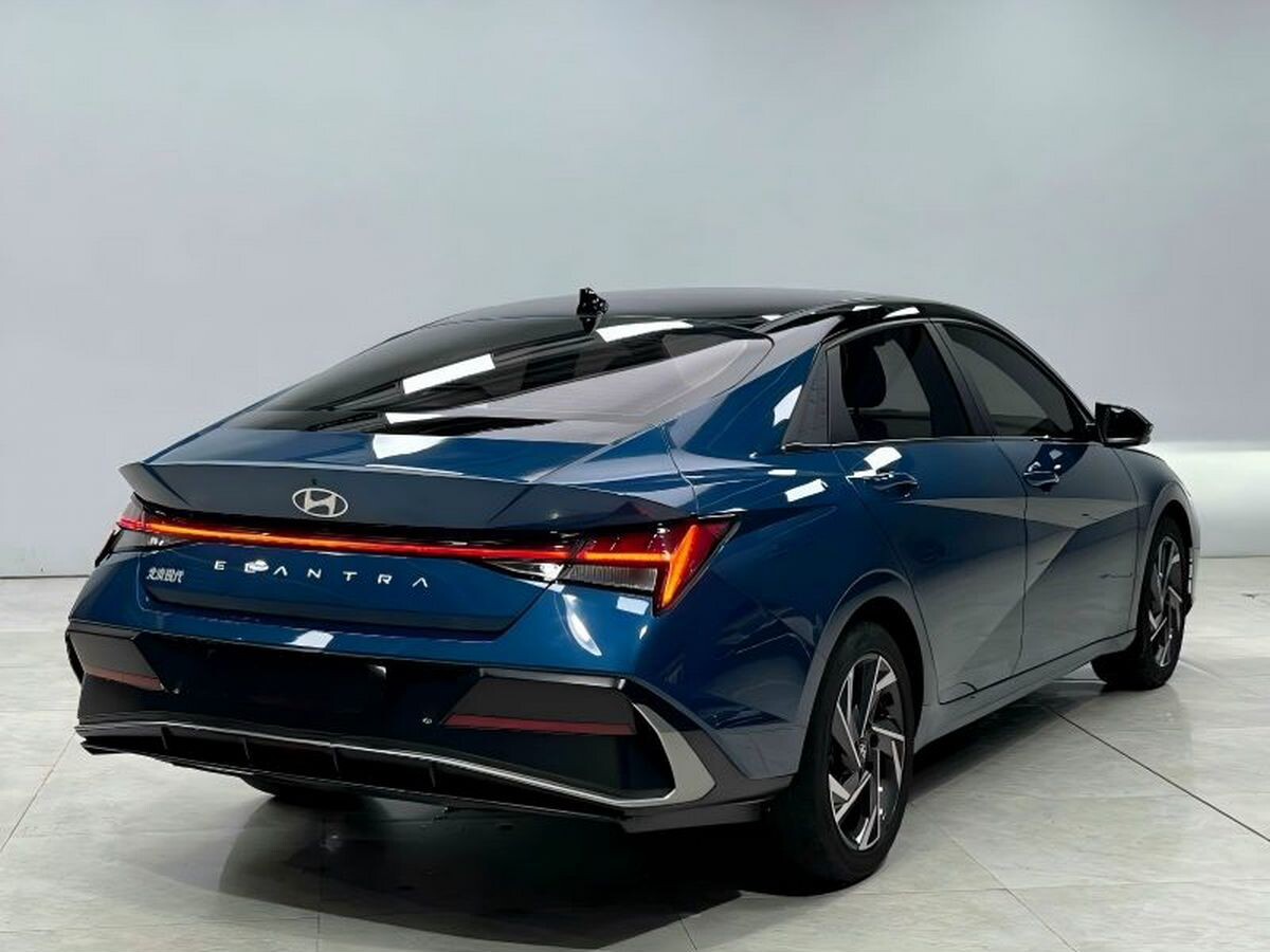 Hyundai Elantra 2023 - фото автомобиля