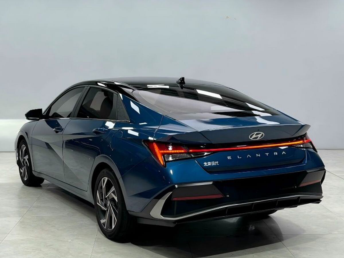 Hyundai Elantra 2023 - фото автомобиля